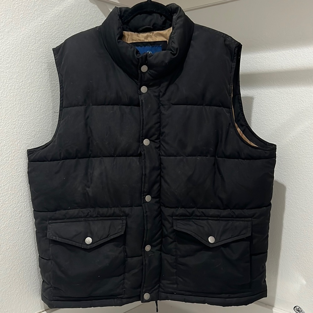 Men’s XL puffer Vest, Looks NEW worn one time. See all images! Zipper & buttons.